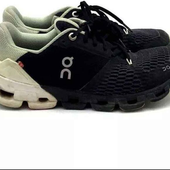 On Cloud Flyer Swiss Engineering Black Running Athletic Sneakers Tennis Shoes W6 - Picture 1 of 6